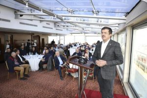 Nihat Zeybekci: "İzmir gelişim dalgasında s&ouml;rf yapmalı"