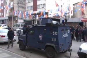 AK Parti il&ccedil;e binası &ouml;n&uuml;nde havaya ateş a&ccedil;ıp ka&ccedil;tılar