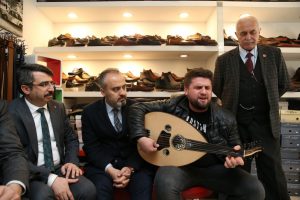 Bursa B&uuml;y&uuml;kşehir Belediye Başkanı Aktaş'a mini konser