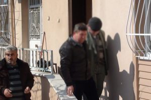 Elinde bı&ccedil;ak olan alzheimer hastası zor anlar yaşattı