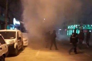 Duyarlı vatandaşlar yanan otomobil i&ccedil;in seferber oldu
