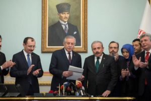 AK Parti'li Şentop adaylık başvurusunda bulundu