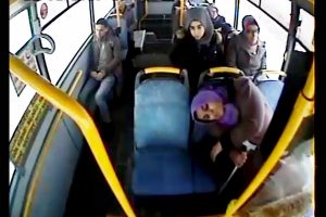 Otob&uuml;ste fenalaşan yolcuyu acil servise g&ouml;t&uuml;rd&uuml;