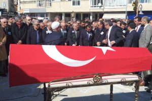 Eski Bakan &Uuml;nl&uuml;'y&uuml; 5 bin kişi uğurladı