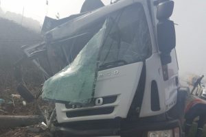 Bursa'ya gitmek &uuml;zere yola &ccedil;ıkmıştı... Elektrik direğine &ccedil;arptı!