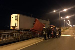 Demir korkuluklara &ccedil;arpan TIR hurdaya d&ouml;nd&uuml;