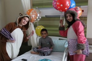 Tedavi g&ouml;ren &ccedil;ocuklara moral oluyorlar