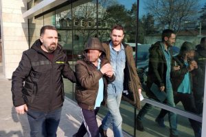 Okul bah&ccedil;esinde &ouml;ğretmenin otomobiline pompalı t&uuml;fekli saldırı