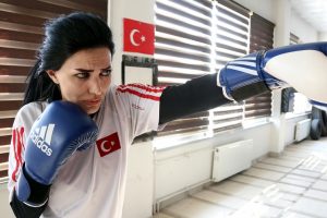 Kadın boks&ouml;r muhtarlık i&ccedil;in ringlerden sahaya indi
