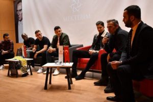 Ankarag&uuml;c&uuml; futbolcuları &ouml;ğrencilerle buluştu