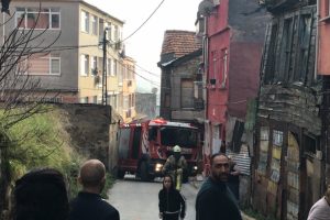 Beyoğlu'nda yangın; itfaiye ara&ccedil;ları dar sokağa giremedi