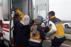 Yolcu minib&uuml;s&uuml; bi&ccedil;erd&ouml;vere &ccedil;arptı: 21 yaralı