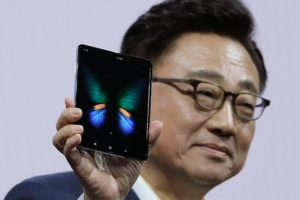 Galaxy Fold ile kulaklık girişi kaldırıldı