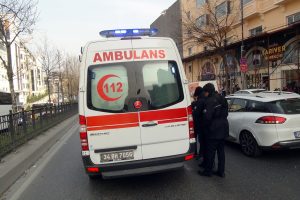 Aracın &ccedil;arptığı yaya yola savruldu