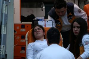 Boşanmak isteyen kız kardeşini bı&ccedil;akladı!