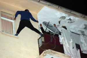 Ailesiyle tartıştı, balkondan atlamaya kalktı!