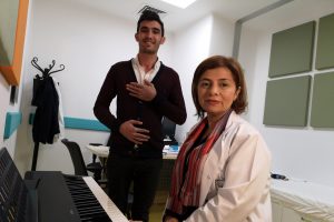 Konuşmaya utanıyordu, yeni sesiyle yeniden doğdu