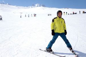 G&ouml;rme engeline aldırmadı, kayak yapmayı &ouml;ğrendi