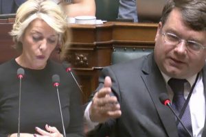 Bel&ccedil;ika Meclisinde 's&uuml;rt&uuml;k' krizi