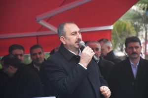 Adalet Bakanı G&uuml;l: "Milletin g&ouml;z&uuml;n&uuml;n i&ccedil;ine baka baka yalan s&ouml;yl&uuml;yor"
