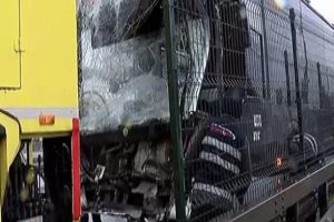 Metrob&uuml;s kazası: Yaralılar var