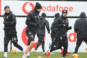 Beşiktaş, kar yağışı altında &ccedil;alıştı