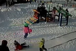Kıyafeti oyuncağa takılan &ccedil;ocuk, yaşam m&uuml;cadelesi verdi