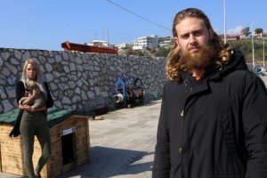 Sokak k&ouml;pekleri i&ccedil;in d&ouml;rt kıtadan yardım topladılar