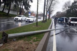 B&uuml;y&uuml;k şok yaşadılar! Bir anda otomobilin &uuml;zerine devrildi