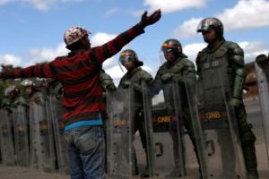 Venezuela sınırında 'insani yardım' &ccedil;atışması