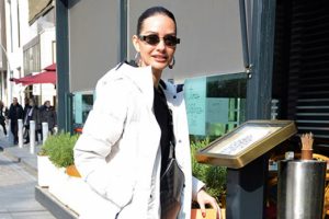 Yasemin &Ouml;zilhan yine sade ve şık