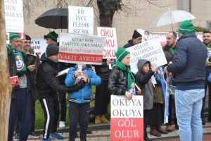 Bursa'da yağmur altında kitap okuma aşkı