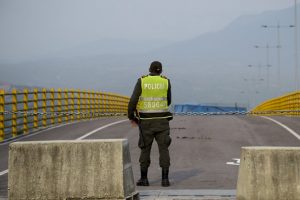 Venez&uuml;ela ordusu Kolombiya sınırına asker yığacak