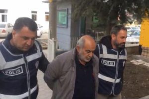 Bı&ccedil;akla s&uuml;r&uuml;c&uuml;ye saldırmıştı... O trafik magandası yakalandı!