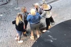 Kızlar cadde ortasında birbirine girdi!