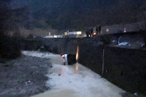 Otomobil dere yatağına u&ccedil;tu: 3 yaralı