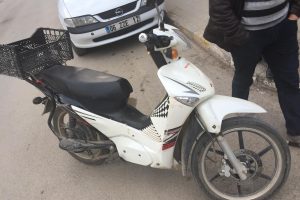 Otomobil, ters y&ouml;nden gelen elektrikli bisiklete &ccedil;arptı