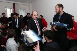 Bakan Varank: Gen&ccedil;lerin oylarına talibiz