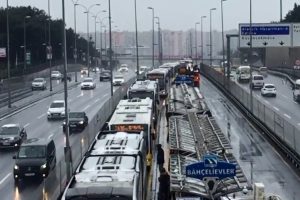 Bah&ccedil;elievler'de metrob&uuml;s kazası