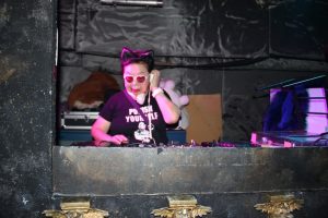 D&uuml;nyanın en yaşlı DJ'i: 85 yaşında