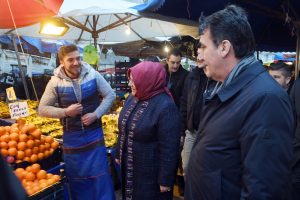 Bursa Osmangazi Belediye Başkanı D&uuml;ndar, Bakan Sel&ccedil;uk ile pazar alışverişi yaptı