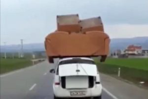 Otomobilin &uuml;zerinde koltuk takımı taşıdılar