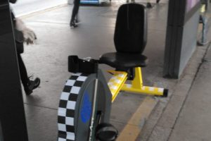 Metrob&uuml;s beklerken sporla telefonlarını şarj ediyorlar