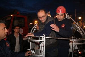 İntihar i&ccedil;in saat kulesine &ccedil;ıkan kişiye &ccedil;evredekiler 'atla' diye seslendi