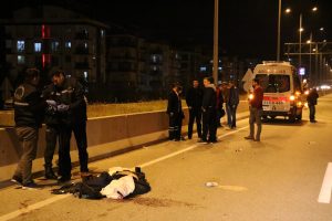 Yaya ge&ccedil;idinde ambulansın &ccedil;arptığı &ouml;ğretmen &ouml;ld&uuml;