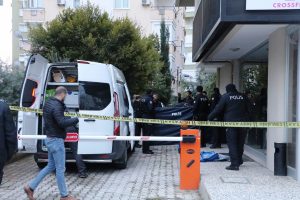 Erkek şahıs, klima dış &uuml;nitesi &uuml;zerinde oturur vaziyette &ouml;l&uuml; olarak bulundu
