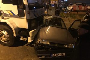 Freni boşalan kamyon otomobili altına aldı