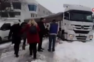 TIR ve iş&ccedil;i servisleri karda mahsur kaldı