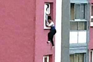 Kan donduran anlar! Sa&ccedil;larının kopmasıyla &ouml;l&uuml;me u&ccedil;tu