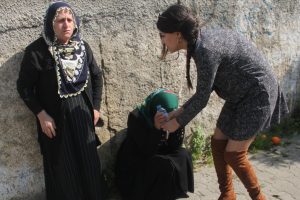 Yoldan ge&ccedil;en doktor, yardımlarına koştu